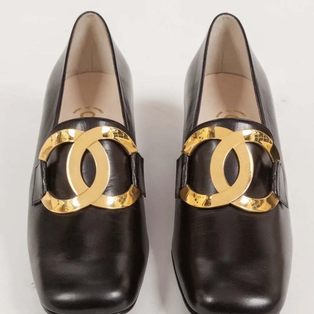 Big Chanel logos pump shoes